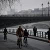 Người dân Paris chuyển đổi phương tiện lưu thông khi mạng lưới giao thông công cộng tê liệt do đình công, ngày 5/12/2019. (Nguồn: AFP/TTXVN) 