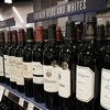 Rượu vang Pháp được bày bán tại một siêu thị ở Los Angeles, bang California, Mỹ ngày 18/8/2019. (Nguồn: AFP/TTXVN) 