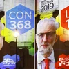 Kết quả thăm dò sau bỏ phiếu tổng tuyển cử Anh được công bố bên ngoài tòa nhà BBC ở London, ngày 12/12/2019. (Nguồn: AFP/TTXVN) 