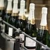 Sản phẩm rượu Champagne tại một nhà máy ở Epernay, miền đông Pháp. (Nguồn: AFP/TTXVN) 