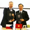 Bộ trưởng Tài nguyên và Môi trường Trần Hồng Hà và Bộ trưởng Môi trường Richard Brabec ký Kế hoạch hành động hợp tác giai đoạn 2020-2025. (Ảnh: Trần Hiếu/Vietnam+) 
