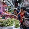 Người dân mua sắm tại một khu chợ ở Hong Kong ngày 3/10/2019. (Nguồn: AFP/TTXVN) 
