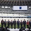 Thủ tướng Nhật Bản Shinzo Abe (thứ 6, trái) cùng các quan chức tại lễ khánh thành sân vận động quốc gia mới ở Tokyo ngày 15/12/2019. (Nguồn: AFP/TTXVN)