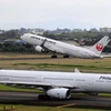 Máy bay Boeing 767-300ER của Japan Airlines và Airbus A330-300 của Philippine Airlines tại một sân bay của Philippines. (Nguồn: Reuters) 