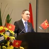 Đại sứ Đỗ Minh Hùng phát biểu tại buổi lễ. (Ảnh: Việt Thắng/TTXVN) 