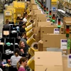 Nhân viên của Amazon chuẩn bị hàng hóa. (Nguồn: AFP/TTXVN) 