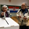 Cử tri bỏ phiếu trong cuộc bầu cử Tổng thống tại điểm bầu cử ở Zagreb, Croatia, ngày 22/12/2019. (Nguồn: AFP/TTXVN) 