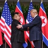 Tổng thống Mỹ Donald Trump (phải) và Nhà lãnh đạo Triều Tiên Kim Jong-un tại hội nghị thượng đỉnh lịch sử ở Singapore, ngày 12/6/2018. (Nguồn: AFP/TTXVN) 