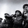 Đại tướng Võ Nguyên Giáp quan sát trận địa Điện Biên Phủ lần cuối trước khi phát lệnh nổ súng tấn công. (Ảnh: Tư liệu TTXVN) 