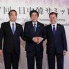 Thủ tướng Trung Quốc Lý Khắc Cường, Thủ tướng Nhật Bản Shinzo Abe và Tổng thống Hàn Quốc Moon Jae-in tại hội nghị thượng đỉnh ba bên ở Tokyo, Nhật Bản, ngày 9/5/2018. (Nguồn: AFP/TTXVN) 