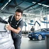 Kỹ thuật viên chăm sóc và bảo dưỡng xe theo tiêu chuẩn toàn cầu của BMW. (Nguồn: Vietnam+) 