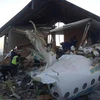Lực lượng cứu hộ làm nhiệm vụ tại hiện trường vụ rơi máy bay chở khách ở gần Almaty, Kazakhstan ngày 27/12/2019. (Nguồn: THX/TTXVN) 