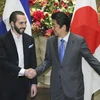 Thủ tướng Nhật Bản Shinzo Abe (phải) và Tổng thống El Salvador Nayib Bukele. (Nguồn:Kyodo) 