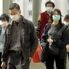 Người dân đeo khẩu trang để ngăn ngừa lây nhiễm hội chứng viêm đường hô hấp cấp (SARS) tại Hong Kong, Trung Quốc, tháng 1/2004. (Nguồn: AFP/TTXVN) 