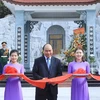 Thủ tướng Nguyễn Xuân Phúc và các đại biểu cắt băng khánh thành Đền thờ Liệt sỹ Núi Quế-Anh Linh Đài. (Ảnh: Thống Nhất/TTXVN)