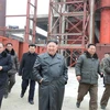 Nhà lãnh đạo Triều Tiên Kim Jong-un (giữa) thị sát công trường xây dựng nhà máy sản xuất phân bón ở thành phố Sunchon, tỉnh Nam Pyongan ngày 7/1/2020. (Nguồn: Yonhap/TTXVN) 