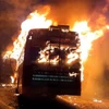Vụ va chạm khiến chiếc xe buýt bốc cháy. (Nguồn: PTI) 