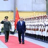 Thủ tướng Nguyễn Xuân Phúc duyệt đội danh dự Công an nhân dân. (Ảnh: Thống Nhất/TTXVN) 