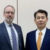 Trưởng đoàn đàm phán Hàn Quốc Jeong Eun-bo (phải) và người đồng cấp Mỹ James DeHart tại vòng đàm phán chia sẻ chi phí quân sự ở Seoul ngày 17/12/2019. (Nguồn: Yonhap/ TTXVN) 