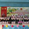 Phó Chủ tịch Nước Đặng Thị Ngọc Thịnh trao quà cho gia đình chính sách. (Ảnh: Minh Trí/TTXVN) 
