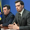 Thủ tướng Ukraine Oleksiy Honcharuk (phải) trong cuộc họp báo tại Kiev ngày 8/1/2020. (Nguồn: AFP/TTXVN) 