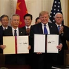 Tổng thống Mỹ Donald Trump (phải, phía trước) và Phó Thủ tướng Trung Quốc Lưu Hạc (trái, phía trước) tại lễ ký thỏa thuận thương mại giai đoạn một ở Washington DC., ngày 15/1/2020. (Nguồn: THX/TTXVN) 