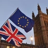 Cờ Anh (phía dưới) và cờ EU (phía trên) bên ngoài tòa nhà Quốc hội Anh tại London. (Nguồn: AFP/TTXVN) 