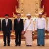Đại sứ Việt Nam tại Myanmar Lý Quốc Tuấn chụp ảnh lưu niệm với Tổng thống Myanmar U Win Myint. (Nguồn: TTXVN) 