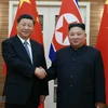 Chủ tịch Trung Quốc Tập Cận Bình (trái) và nhà lãnh đạo Triều Tiên Kim Jong-un trong cuộc gặp thượng đỉnh ở Bình Nhưỡng ngày 20/6/2019. (Ảnh: Yonhap/TTXVN) 