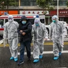 Nhân viên y tế đưa bệnh nhân nhiễm virus corona vào bệnh viện để điều trị tại Hồ Bắc, Trung Quốc ngày 26/1/2020. (Nguồn: AFP/TTXVN) 