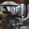 Chuyển bệnh nhân nhiễm virus corona tới bệnh viện ở Vũ Hán, tỉnh Hồ Bắc, Trung Quốc ngày 25/1/2020. (Nguồn: AFP/TTXVN) 