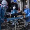 Nhân viên y tế chuyển bệnh nhân nhiễm virus corona tại một bệnh viện ở Vũ Hán, Trung Quốc ngày 30/1/2020. (Nguồn: AFP/TTXVN) 