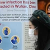 Bảng thông tin về dịch viêm phổi do virus corona tại sân bay Heathrow ở phía tây thủ đô London, Anh, ngày 28/1/2020. (Nguồn: AFP/TTXVN) 