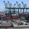 Hàng hóa từ Trung Quốc và các nước khác được xếp tại cảng Long Beach, Los Angeles, California, Mỹ. (Nguồn: AFP/ TTXVN) 