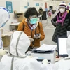 Nhân viên y tế tiếp nhận bệnh nhân tại một bệnh viện ở Vũ Hán, Trung Quốc ngày 10/2/2020. (Nguồn: THX/TTXVN) 