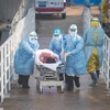 Nhân viên y tế chuyển bệnh nhân nhiễm COVID-19 tới bệnh viện dã chiến ở Vũ Hán, tỉnh Hồ Bắc, Trung Quốc, ngày 4/2/2020. (Nguồn: THX/TTXVN) 