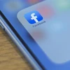 Biểu tượng Facebook trên điện thoại. (Nguồn: AFP/TTXVN) 