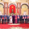 Phó Chủ tịch nước Đặng Thị Ngọc Thịnh với các đại biểu và Đại sứ mới được phong hàm. (Ảnh: Lâm Khánh/TTXVN) 