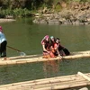 Du khách được về khu du lịch guồng nước Nà Khương thuộc huyện Tam Đường được hòa mình vào sông nước. (Ảnh: Việt Hoàng/TTXVN) 