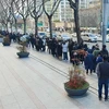 Người dân xếp hàng chờ mua khẩu trang tại Daegu, Hàn Quốc, ngày 27/2/2020, trong bối cảnh bùng phát dịch COVID-19. (Nguồn: Yonhap/TTXVN) 