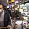 Người dân đeo khẩu trang để phòng tránh lây nhiễm COVID-19 tại siêu thị ở Tehran, Iran, ngày 5/3/2020. (Nguồn: THX/ TTXVN) 