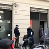 Người dân xếp hàng bên ngoài một ngân hàng ở Rome ngày 10/3/2020, trong bối cảnh Italy tiến hành phong tỏa toàn quốc nhằm đối phó dịch COVID-19 lan rộng. (Nguồn: THX/TTXVN) 