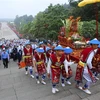 Giỗ tổ Hùng Vương - Lễ hội Đền Hùng 2019: Đoàn rước bắt đầu khởi hành từ sân Trung tâm lễ hội để lên Đền Thượng. (Ảnh: Thành Đạt/TTXVN) 