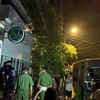Lực lượng chức năng có mặt tại nhà riêng bị can Nguyễn Minh Khoa. (Nguồn: TTXVN) 