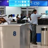 Hành khách chờ làm thủ tục tại Sân bay quốc tế Dubai của Các Tiểu vương quốc Arab thống nhất. (Nguồn: AFP/TTXVN) 