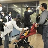Kiểm tra thân nhiệt của các hành khách tại sân bay Cairo, Ai Cập. (Nguồn: AFP/TTXVN) 