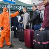 Nhân viên y tế kiểm tra thân nhiệt hành khách đi qua cửa khẩu biên giới Đức-Ba Lan, từ thị trấn Frankfurt tới Slubice nhằm ngăn ngừa dịch COVID-19 lây lan, ngày 16/3/2020. (Nguồn: AFP/TTXVN) 