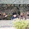 Nhà lãnh đạo Triều Tiên Kim Jong-un (giữa) thị sát cuộc tập trận pháo binh của quân đội nước này, ngày 12/3/2020. (Nguồn: Yonhap/TTXVN) 