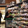 Người dân mua hàng hóa tại siêu thị ở Canberra, Australia ngày 17/3/2020, trong bối cảnh dịch COVID-19 lan rộng. (Nguồn: THX/TTXVN) 