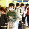 Hành khách đeo khẩu trang phòng lây nhiễm COVID-19 tại sân bay quốc tế ở Sydney, Australia, ngày 18/3/2020. (Nguồn: AFP/TTXVN) 